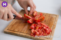 Preparando una ensalada onírica: Soñar con cortar tomates.