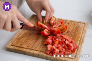 Preparando una ensalada onírica: Soñar con cortar tomates.