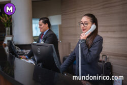 Descubre el significado de soñar con trabajar en un hotel: Entre almohadas y recepciones