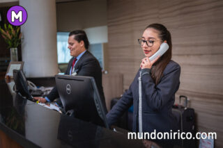 Descubre el significado de soñar con trabajar en un hotel: Entre almohadas y recepciones